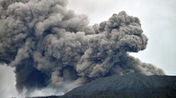 Gunung Marapi Erupsi, Lontarkan Abu Setinggi 1,6 Km dan Getarkan Rumah Warga