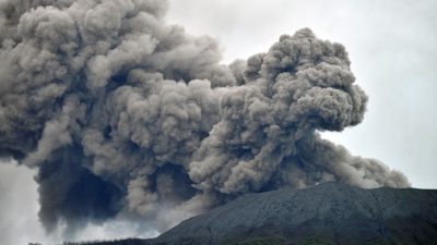 Gunung Marapi Erupsi, Lontarkan Abu Setinggi 1,6 Km dan Getarkan Rumah Warga