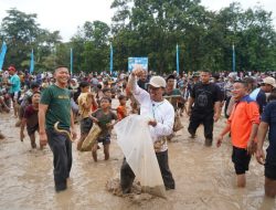 Ratusan Warga Berebut Ikan Lele di Acara Gogoh Iwak HUT Ke-16 Kabupaten Pringsewu