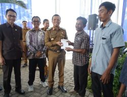 Bupati Pringsewu Serahkan Bantuan Sosial RUTILAHU