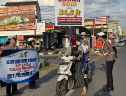 Polwan Pringsewu Gelar Aksi Simpatik, Bagikan Helm dan Coklat kepada Pengendara