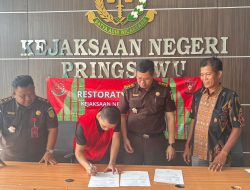 Kejari Pringsewu Hentikan Dua Kasus Pidana Lewat Restorative Justice