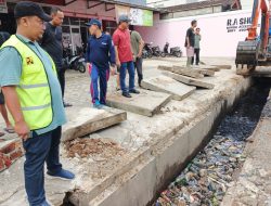Bupati Pringsewu Turun Langsung Tangani Drainase Tersumbat, Upaya Cegah Banjir di Pusat Kota