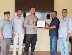 PWI Pringsewu Berikan Penghargaan kepada Kapolres atas Sinergi Bersama Insan Pers
