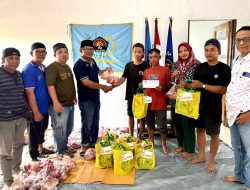 PWI Pringsewu Bagikan Daging dan Bingkisan Jelang Idhul fitri